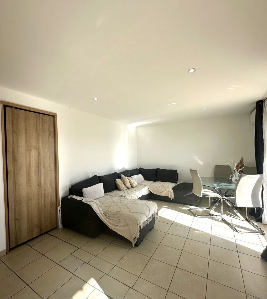 Appartement T3 avec vue dégagée - Séjour et cuisine équipée